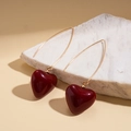 Primer plano de pendientes elegantes con corazón rojo sobre superficie de mármol - Gancho de Oreja-Rojo