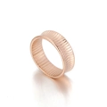 Breiter Ring in Roségold mit vertikalen Streifen und feinen Perlenranddetails - US 6 / Roségold-Stil (KR100771-KFC)