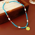 Collier de perles bohème avec pierres colorées et pendentif gravé doré - Or-Bleu-Rouge