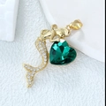 Pendentif sirène doré avec un grand cristal de cœur vert et des zircons brillants - Sirène-Vert
