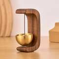 Campanilla de escritorio japonesa con soporte de madera oscura en C y campana de latón - Forma C Magnética / Madera de nogal
