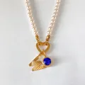 Collier de perles élégant avec lettre M dorée facettée et un pendentif en cristal bleu - Lettre W