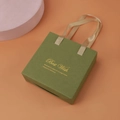 Luxuriöse olivgrüne Geschenktüte mit Seidengriffen und goldener Best Wish Prägung - Grün