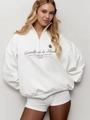 Detalle de la sudadera blanca de media cremallera con letras vintage y coordenadas - S / Blanco