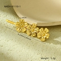 Dettaglio del fermaglio per capelli a fiori dorati con misure 6,23 cm lungo e 1,64 cm alto - Stile Tre Fiori Oro