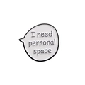Pin de esmalte blanco con forma de burbuja y texto I need personal space negro - Necesito Espacio Personal (C2866-4)