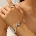 Conjunto de pulsera y anillo plateados ajustables con diseño geométrico fluido fundido - Juego de pulsera + anillo de diseño fluido plateado / Plateado