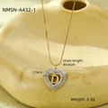 Détail du pendentif cœur serti de zircons avec lettre D sur une chaîne dorée fine - Lettre D