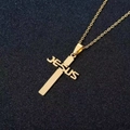 Dettaglio del ciondolo a croce in acciaio dorato con scritta JESUS su sfondo nero sabbiato - Oro Pieno