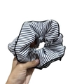 Primo piano dell'elastico per capelli in tessuto a righe bianche e nere con bordo nero - Nero & Bianco