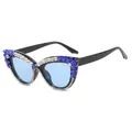 Lunettes de soleil œil de chat monture noire et strass bleus vue de profil incliné - Zircone Bleue