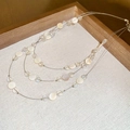 Primo piano della collana estiva a tre strati con perle di conchiglia e cristalli - Pendente in Madreperla Tondo (Necklace-Silver-Round)