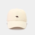 Detailopname van beige katoenen honkbalpet met klein beertje borduursel - Verstelbaar / Beige
