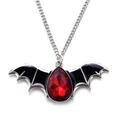 Silberne Fledermaus-Halskette mit schwarzer Emaille und rotem Tropfenstein an einer O-Kette - Rot