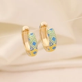 Gros plan de créoles dorées avec motifs géométriques ethniques en émail coloré - Motif Ethnique Bleu Vert Jaune(8#)