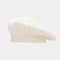 Détail du béret en maille blanc crème montrant les côtes et la texture laineuse - Blanc