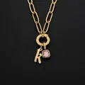 Elegante goldene Edelstahl-Büroklammerkette mit kleinem 'k' und rosa Edelstein - Buchstabe K