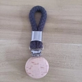 Mehrzweck Handtuchclip mit dunkelblauer Kordel und rundem Naturholz Clipverschluss - Maiskorn Dunkelgrau / Dunkelgrau