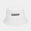 Vista dettagliata del cappello a secchiello bianco con ricamo Awesome e fori di ventilazione - Bianco