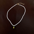 Collier de perles blanches avec pendentif ananas jaune et vert sur fond sombre - Blanc Ananas (69# Collier-3mm)