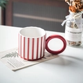 Kreative Keramik-Kaffeetasse mit rot-weißen Streifen und großem rundem Ringgriff - 350ml / Rot-weiß gestreifter Becher mit rundem Griff