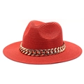 Detail eines roten Strohhuts im Fedora-Stil mit grober goldener Kette am Rand - M (56-58cm) / Rot