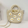 Mini-Strohhandtasche in Halbmodform mit weißen Häkelblumen und gewebtem Schultergurt - Fünf Gänseblümchen Häkeln-Beige