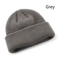 Klassische gerippte Strickmütze in Grau für winterliche Wärme und elastischen Komfort - Grau