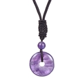 Dettaglio del ciondolo in ametista viola con cordino nero e nodo tradizionale - Collana di Ametista