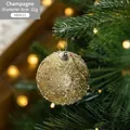 Champagne kerstbal met glitters, 8cm diameter, hangend aan een feestelijke boom - Champagne Grote Rasterbal
