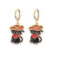 Détail des boucles d'oreilles chat cowgirl dorées avec émail noir et foulard à pois rouges - Je1538d / Cuivre et Alliage