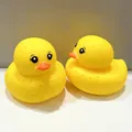 Détail des jouets de bain canard en silicone jaune avec petits trous et texture souple - Canard jaune