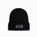 Detailansicht der weißen 456-Stickerei auf einer schwarzen Umschlag-Strickmütze - M (56-58cm) / Schwarz