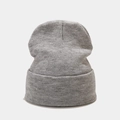 Donkergrijze gebreide muts met omslag voor de winter, warme en zachte beanie-muts - M (56-58cm) / Lichtgrijs