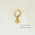 Dettaglio degli orecchini a cerchio con conchiglia in oro 14K su tessuto bianco - Conchiglia 2