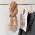 Écharpe bicolore camel et beige aspect cachemire avec franges et étiquette sobre - Beige Chameau
