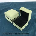 Dettaglio scatola per anelli in velluto verde con interno nero e dimensioni 65x65x50mm - Scatola per anelli verde erba