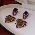 Detalle macro de aretes de corazón vintage con esmalte púrpura y diamantes - Silver Earring Post - Púrpura