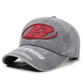 Cappellino da baseball grigio scuro lavato con ricamo B rosso e stampa vintage - Grigio