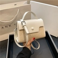 Sac à bandoulière beige en cuir PU et paille tressée avec boucle circulaire décor - Blanc