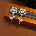 Dettaglio orecchini a fiore con zirconi e steli in argento su supporto in legno - Stile Ramo di Rosa (1# Perno in Argento-Argento)