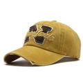 Dettaglio ravvicinato del cappellino vintage in cotone giallo con visiera rovinata e ricamo NY - 56-60cm / Giallo