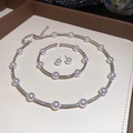Detailweergave van zilveren sieradenset met parels en strass in een luxe doos - Parel Strass Stijl (Choker-Parel Zilver)