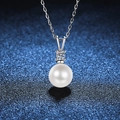 Elegante collana in argento sterling con perla bianca e ciondolo in moissanite lucida - Argento 925 / 10 Punti Moissanite 8mm Perla Artificiale