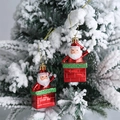 Dos adornos de Papá Noel en la chimenea colgados en un árbol de Navidad con nieve - Casa Papá Noel / 2 Piezas/Juego
