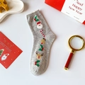 Calcetines navideños gris claro con motivos de Papá Noel y alce con bordes de felpa - Talla única / Gris