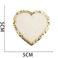 Detail van hartvormige chenille patch met gouden pailletten, afmeting van 5 cm x 5 cm - Nr.8 - Wit Hart