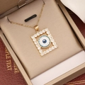 Detail eines 18K vergoldeten Evil Eye Anhängers mit Zirkonia-Besatz im quadratischen Rahmen - Blaues Auge Strass Stil (5#)