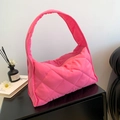Bolso tote acolchado rosa de nailon con diseño de diamantes y cremallera en salón moderno - Rosa Roja