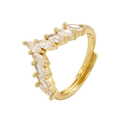Verstellbarer goldener V-Ring mit klaren Zirkonia im Marquise-Schliff auf weißem Grund - Goldene Krone